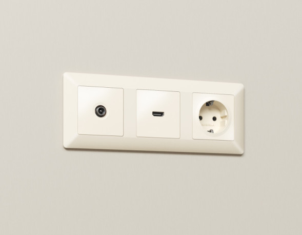 Розетка Ambrella Volt MA333010 ALFA QUANT